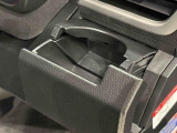 回転式カップホルダー(運転席)は角型パック,ペットボトルなどの丸型に対応。閉じればスマートフォン立てにも使用できます。