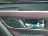 運転席のドア内部でございます。