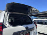 バックドアガラスハッチ。 バックドアを開くスペースのない狭い駐車場などでも、リヤウィンドウ部分だけを跳ね上げて開閉できるので、車を前方に移動させなくても積み荷を出し入れできます。