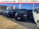 中古車展示場の風景です。常時60台ほどの中古車を展示しております。車種別にエリア展開していますので、ご希望の車種も探しやすいと思います。ご来店時はスタッフがご案内致しますので、お気軽にお声かけ下さい。