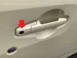 リクエストスイッチは、キーがポケットはバックに入ったままでの鍵の開閉を可能にします。