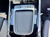 新型EQB250では以前タッチパッドを設けていた場所が小物入れスペースとなりました。画面タッチ又はステアリングのタッチセンサーでナビ画面を操作頂けます。
