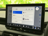 ラジオ、CD、Bluetoothなど、多彩なメディアからお好みの音楽を再生可能。ドライブ中の気分転換に最適なエンターテイメント空間を提供します。