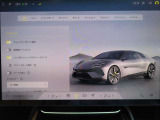 インタラクティブな3Dディスプレイを搭載し、エメヤの様々な機能にアクセスができます。