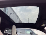 ガラスルーフ付きで車内が明るく開放感が楽しめます。