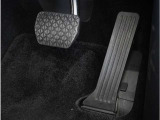 【オルガン式アクセルペダル】 かかとがずれにくく、アクセルペダルがコントロールしやすくなります。また運転時の疲労を軽減し、とっさのときの踏み間違いも起きにくくなります。