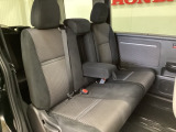 2列目シートは背もたれの角度調節ができるベンチシートになっております。長距離運転になってもゆったりとできるようにアームレストがついてます。