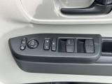 運転席側ドアの、インナードアハンドルとウィンドウなどの操作スイッチ類です。