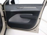運転席ドアの全景です。キャビンを彩るすべてのものに、機能を形にした美しさが備わっています。