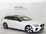 アダプティブクルーズは前方車に投影・反射されるミリ波レーダーをグリル部の受光機で感知。カメラ機能と併せて車両相互の車間距離と速度を瞬時に読み取り適正な間隔を保ちます。
