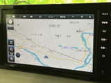 目的地までのルートを視覚的に確認でき、安全運転をサポート。スムーズなナビゲーションで、快適なドライブをサポートします。