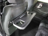 ◆シートバックテーブル◆フロントシートの背面に後席用のテーブルがついています。小物が置けて!カップホルダーもあります、ドライブ中や休憩時にも便利なテーブルです。