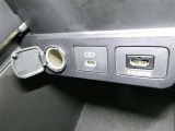 充電用USBジャックも付いて、携帯やオーディオ機器などの充電ができます。