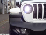 対向車や前方車両を感知した場合は、ハイビームとロービームを自動で切り替えて、最適な前方視界を確保。他車を眩惑することなく夜間走行の安全性を高めます。