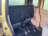 はね上げれば、高さのある荷物も積める。狭い駐車場などでテールゲートが開けられない時は、後席の座面をはね上げて荷物を積める空間に。はね上げ(チップアップ)操作はワンアクションです。