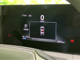 直感的に理解できる表示で、車両の状態を常に把握。ドライビングをより安全に、そして快適にサポートします。