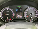 必要な情報を一目で確認できる見やすいメーターデザイン。運転中の視認性を高め、安全運転をサポートします。多機能ディスプレイも搭載しています。