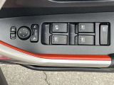 パワーウインドウスイッチです。ミラーの開閉スイッチをAUTOにしていただければドアロック時にドアミラーが閉じロック解除をするとドアミラーが開きますので、とても便利です♪