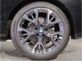 【BMWアロイホイル】軽量かつ強度に拘ったアロイホイル。走行性能ポテンシャルを引き出す設計。車の足元を引き締めてくれる大きなポイントはアロイホイルです。