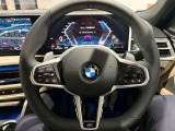 基本プラン【マルチファンクションステアリング】ステアリング右側のスイッチではオーディオのボリュームの調節・ラジオのチャンネルの変更・電話の受け取りなどが可能。運転中に目線を下げずに操作可能です。