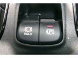 「P」ポジションに入れると自動で作動。「HOLD」スイッチを押し、システムONの状態にしておくことで、渋滞や信号待ちなどでブレーキを踏んで停車したときにブレーキを保持。アクセルを踏むと解除。