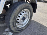 後輪 左側(新品12インチのノーマルタイヤホイールセットでご納車いたします。タイヤメーカーはお選びできません。)