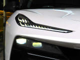 フルLEDヘッドライトはマトリックステクノロジーを使用して前方車両や対向車を眩惑することなく常にハイビームでの照射が可能です。