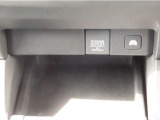 【アクセサリーソケット DC12V(左)】180Wまで出力できます。【EVスイッチ(右)】ONにするとバッテリーからの電力を使い、モーターだけで走行します。エンジン音を控えたい時などに便利です。