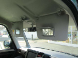 運転席のサンバイザーには、バニティミラーが付いています。ちょっとした身だしなみチェックに便利です♪