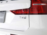 ワンペダルドライブとAWDが、V60 plug-in hybridの俊敏なパフォーマンスの源です。リラックスしたまま、なめらかで力強いパワーフィールをご堪能ください。
