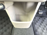 前席足元にセンターロアボックスがございます。小物の収納に便利です。