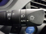 【オートライト】車外の明るさに応じて、自動的にライトの点灯・消灯をしてくれます。