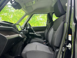 運転席へのアクセスはしやすく、スムーズな操作性を実現しています。快適なドライビングポジションで、長距離運転も疲れにくいです。