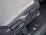 【運転席シートリフター】運転席シートリフターで座面を上下に上げ下げできます。運転しても疲れにくい姿勢に調整できます。
