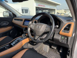 包み込まれる感のあるコックピットです。