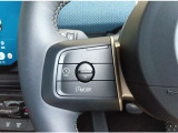 前車追従アクティブ・クルーズコントロール(ストップ&ゴー機能付)を搭載。ステアリング部のスイッチで操作が可能です。