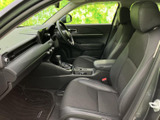 運転席ドアは、収納スペースも確保されており、使い勝手も抜群です。小物を整理して、快適なドライブを楽しみましょう。