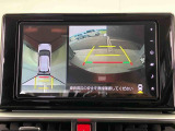 車両の前後左右に搭載した4つのカメラにより、車を真上から見ているような映像を表示。運転席から確認しにくい車両周囲の状況を把握できます。