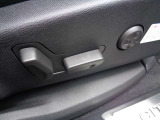 電動シート。クラブレザーは上質な革をぜいたくに使い、表面仕上げも肌への当たりを優先に滑らかに仕上げました。