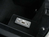 センターコンソール内にUSB1(タイプC)、USB2(タイプA)、AUXが配置されています。