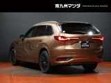 堂々とした佇まいとワイド感を強調したCX-80のリアビュー。特徴的なLEDテールランプが先進性と高い質感を演出します。「引き算の美学」が息づく、洗練された美しい後ろ姿を見る度に高揚感を得られます。