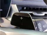 【ドライバーコックピット】人間工学に基づきドライバー中心にすべての操作パネルを設計。ドライバーが直感的に操作できる様にドライバー側にわずかに傾斜。常に運転に最適な姿勢/視線を保つ事が出来ます!