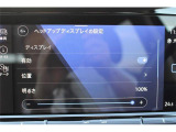 ヘッドアップディスプレイ。運転中に前方から視線を逸らすことなく様々な情報を確認できます。速度情報や警告情報、ドライバーアシスタンスシステムの情報、ナビゲーションシステムと連動した矢印等を表示。