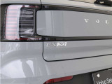 【EX30】コンパクトなパッケージに収められた電気自動車ならではのハイパフォーマンス。ボルボに乗る人だけでなく周囲の人びとも守る先進の安全・運転支援機能を標準装備しています。