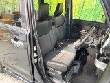 運転席シート廻りは使用感も少なく、良好な状態となっています。前オーナー様が丁寧に使っていたことがよくわかりますね。