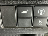 テールゲートが電動で開閉でき、荷物などで両手がふさがっているときなど便利に使えます