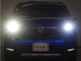 省電力で、明るく遠くまで照らすLEDヘッドライトに、交差点などで進行方向の内側を照らし、右左折時の歩行者などをより見やすくする機能もプラスして、より夜道や雨天時などの安心感を高めます。