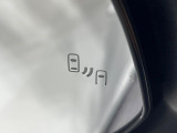 【ブラインドスポットモニター】走行中、ドアミラーの死角になりやすい箇所に後続車が接近するとサイドミラーのレンズに警告を表示!ドライバーに注意喚起をしてくれます。