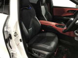 スポーティなホールド感があり、走りの気分を高めてくれる運転席です。