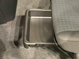 靴などが収納できる便利な助手席シートアンダートレイが付いてます